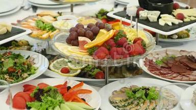 餐桌上提供的食物，瑞典餐桌：肉、米饭、意大利面、沙拉和各种蛋糕和糕点